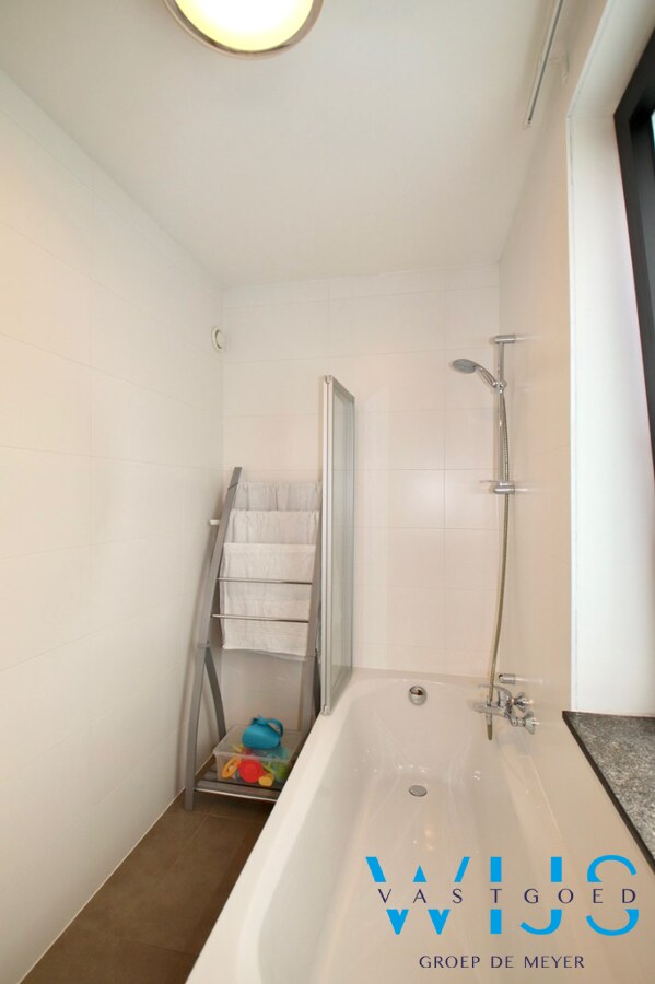 Instapklaar tweeslaapkamer appartement met 2 terrassen te Kluizen ! 