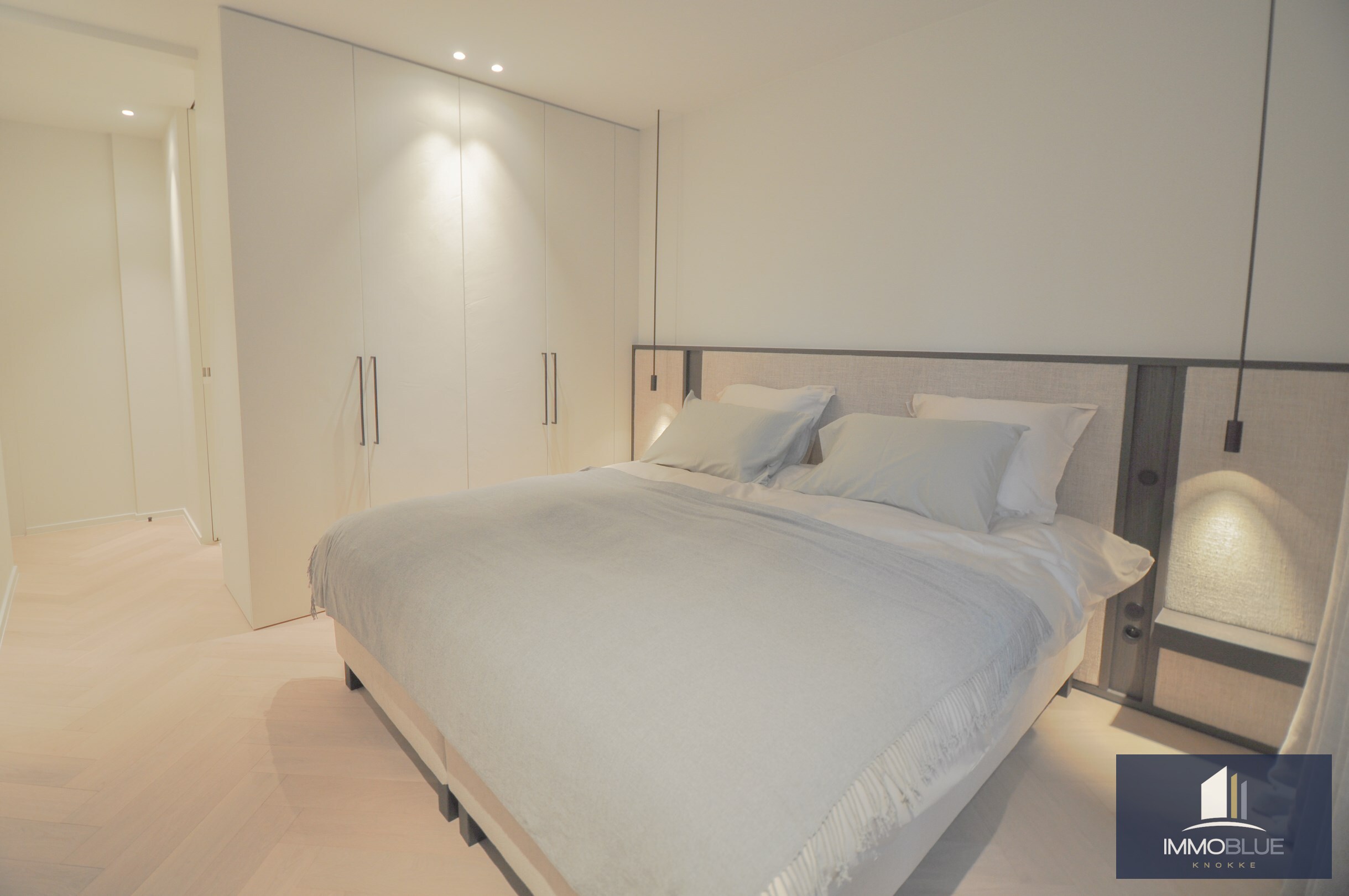 Uitzonderlijk ,tijdloos volledig gerenoveerd appartement met een open zicht . 