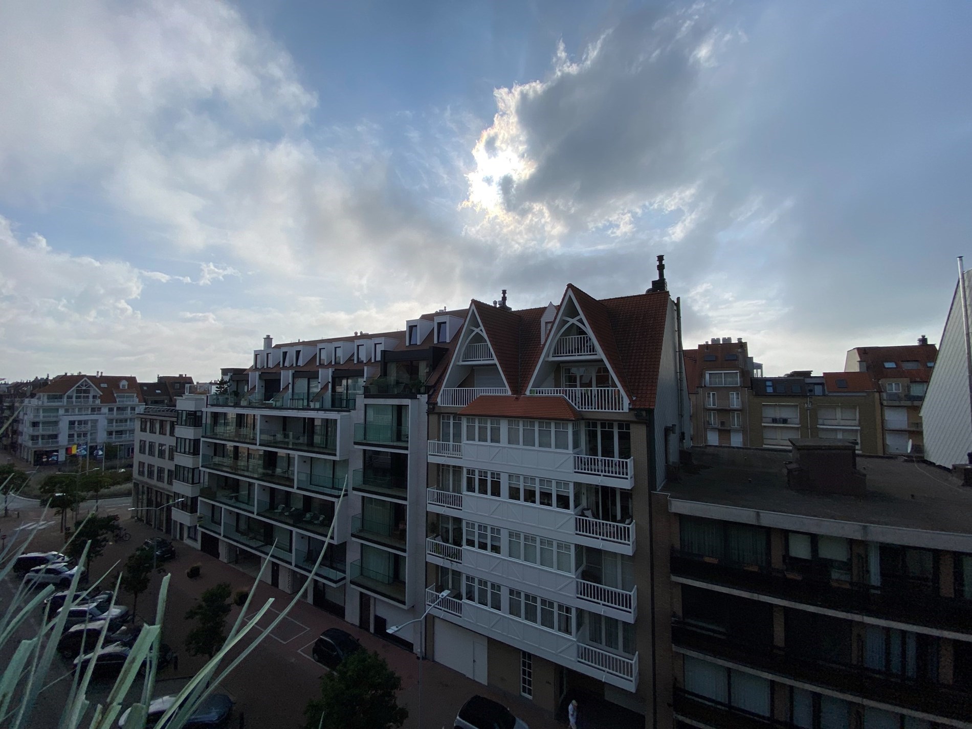 ONGEMEUBELD - Lichtrijk duplex-appartement te Paul Parmentierlaan met ruime terrassen op wandelafstand van de Zeedijk. 