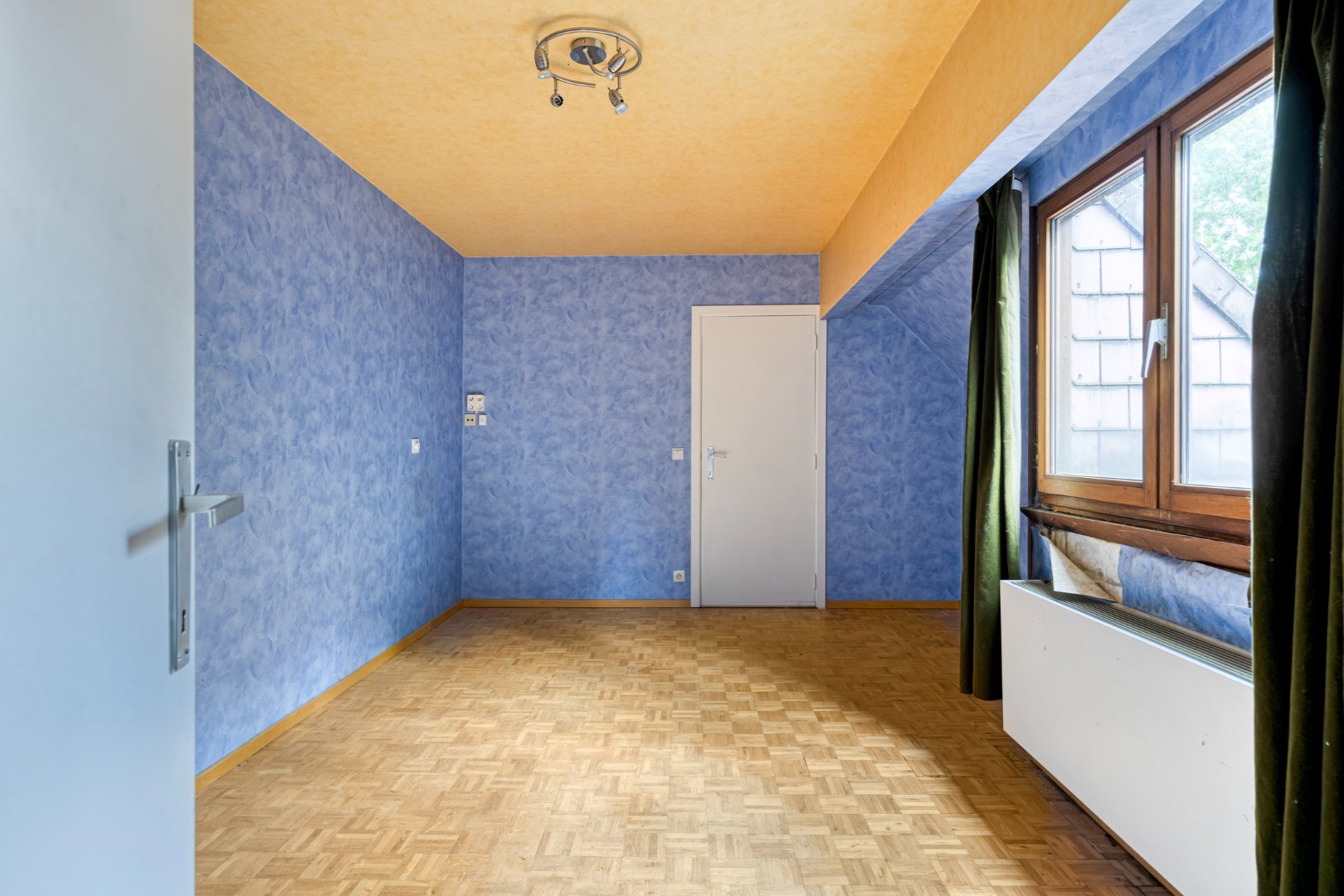 Ruime gezinswoning met 5 slaapkamers, praktijkruimte en dubbele garage in Kessel-Lo – EPC 337 kWh/m&#178; – bewoonbare oppervlakte ca. 301 m&#178; 