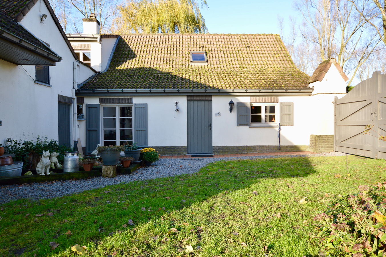 Idyllische hoeve op ca. 2,4ha met paardenstallen te Eernegem 