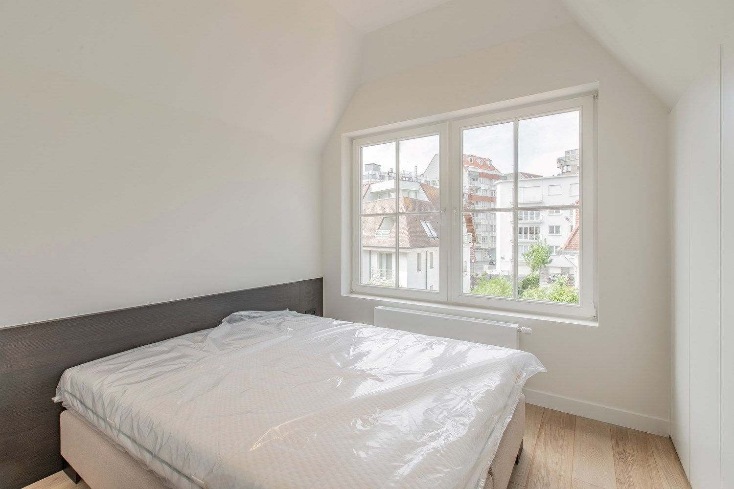 Penthouse lumineux avec agr&#233;ables terrasses ensoleill&#233;es, &#224; seulement 50m &#224; pied de la digue d&#39;Albertstrand. 