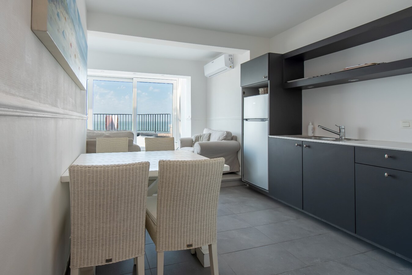 Instapklare Penthouse met 2 ruime terrassen op de zeedijk 
