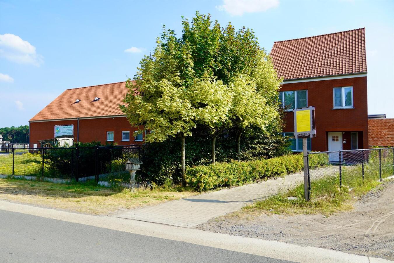 Gerenoveerde hoeve met paardenstallen en buitenpiste op ca. 1,6 ha te Vlimmeren 