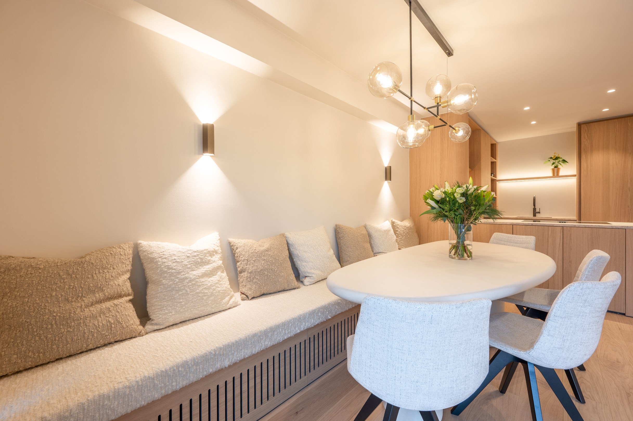 Uniek appartementsgebouw te koop met gerenoveerde appartementen gelegen in de Piers de Raveschootlaan met een prachtig open zicht over de villa&#39;s te Knokke. 