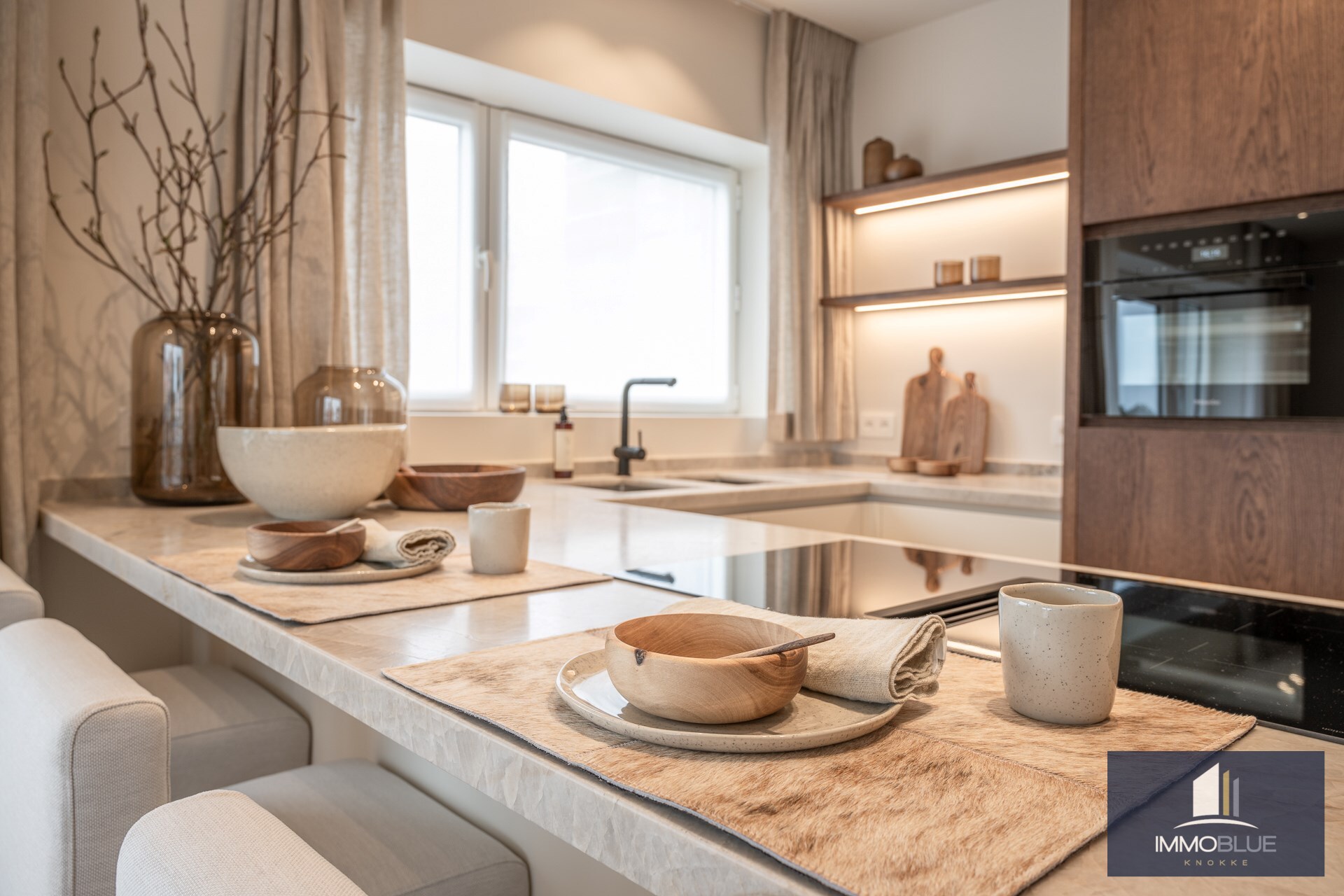 Stijlvol volledig gerenoveerd hoekappartement met een panoramisch zicht gelegen vlakbij het strand. 