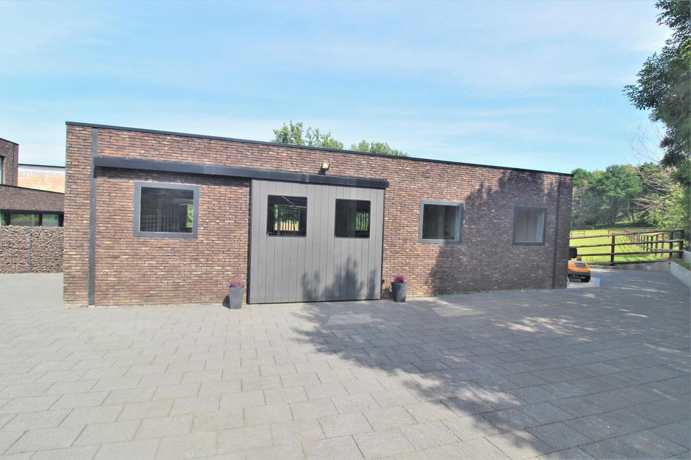 Recent house with stable building, shelter and meadows at approximately 74 a in Lubbeek (Flemish Brabant). 