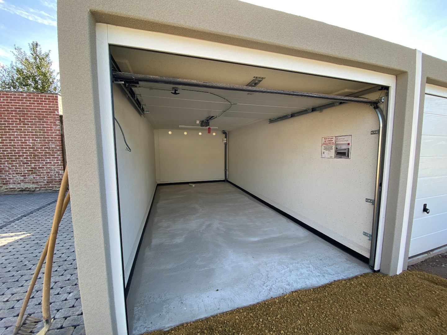 Centraal gelegen nieuwbouw handelsruimte nabij invalswegen en centrum Waregem! 