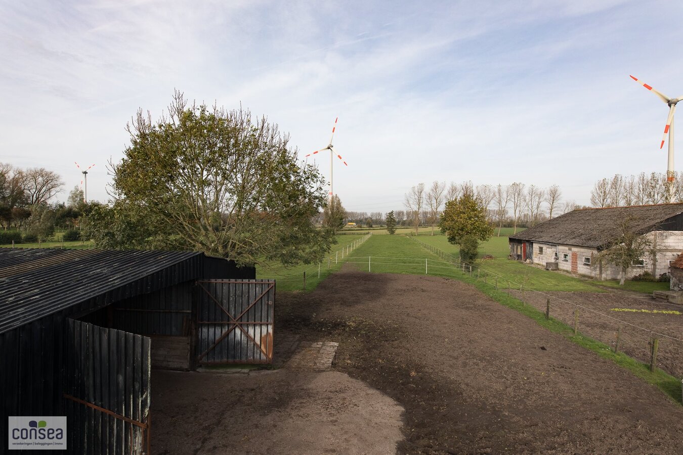 TE KOOP: SUBLIEM GELEGEN HOEVE OP EEN BUITENGEWONE OPPERVLAKTE. 