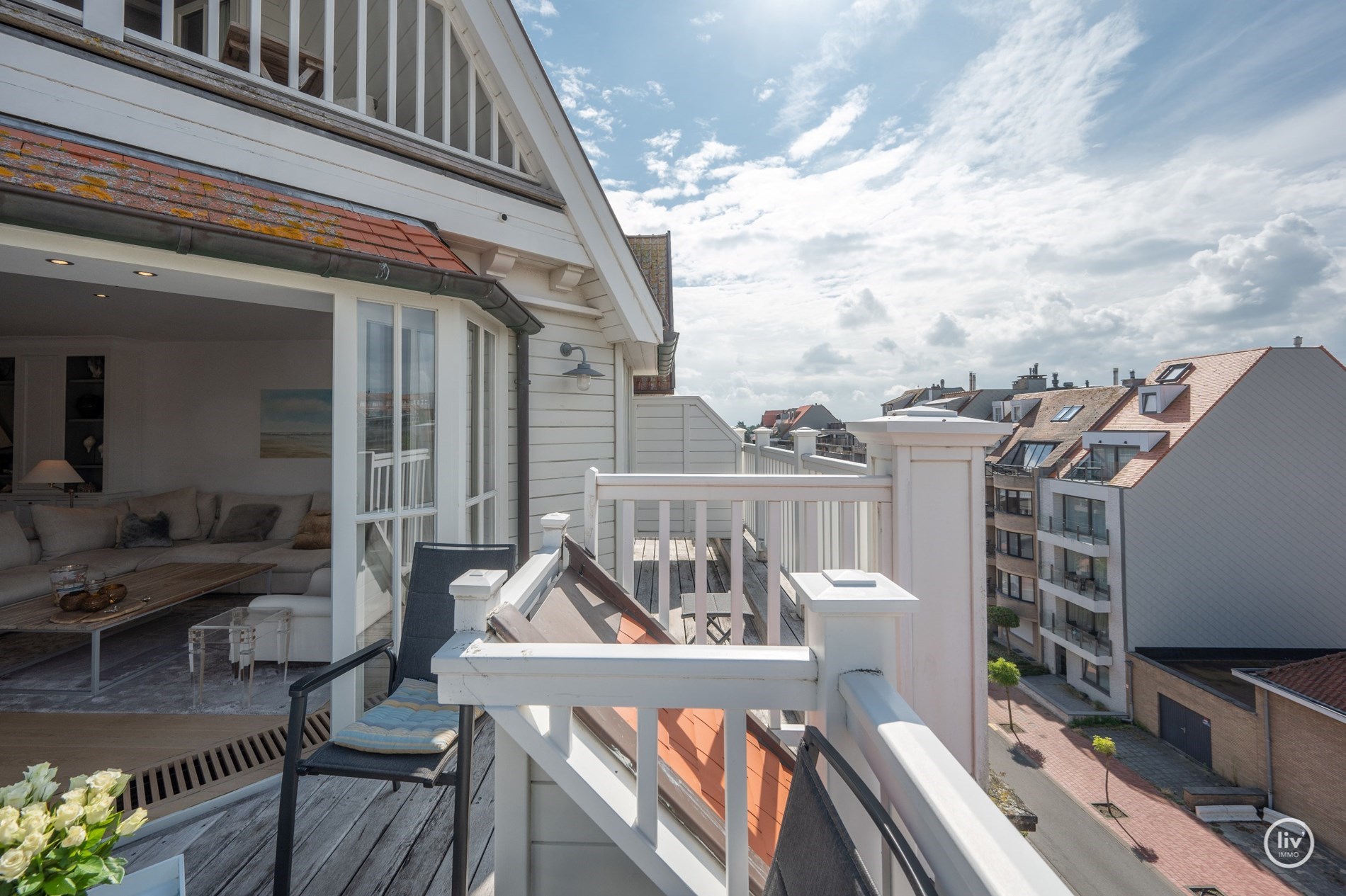 Duplex d&#39;angle de 160 m2 avec de magnifiques vues d&#233;gag&#233;es sur l&#39;avenue Dumortier &#224; Knokke. 