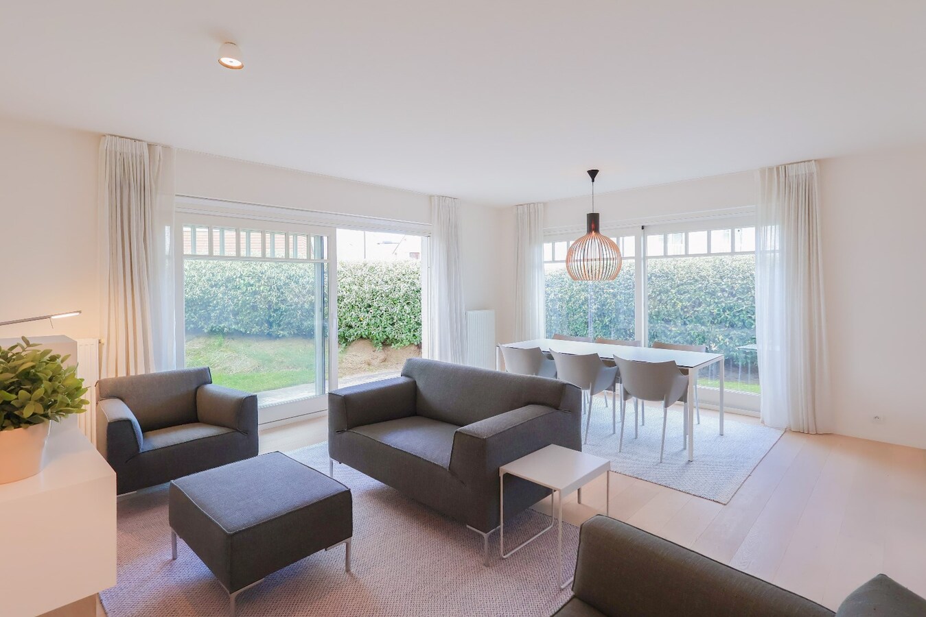 Modern 2slpk-appartement met priv&#233; tuin op wandelafstand van het strand 