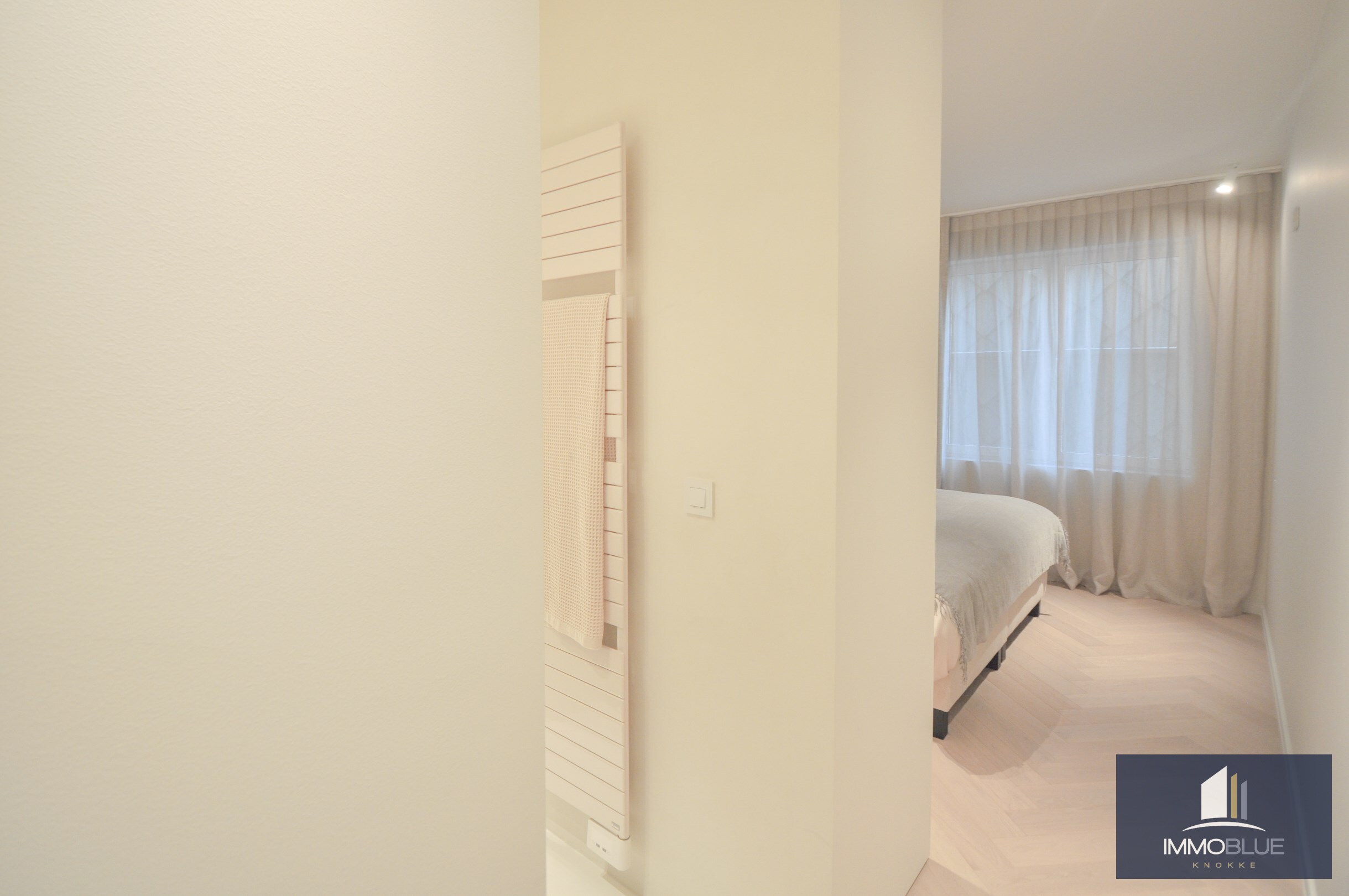 Uitzonderlijk ,tijdloos volledig gerenoveerd appartement met een open zicht . 