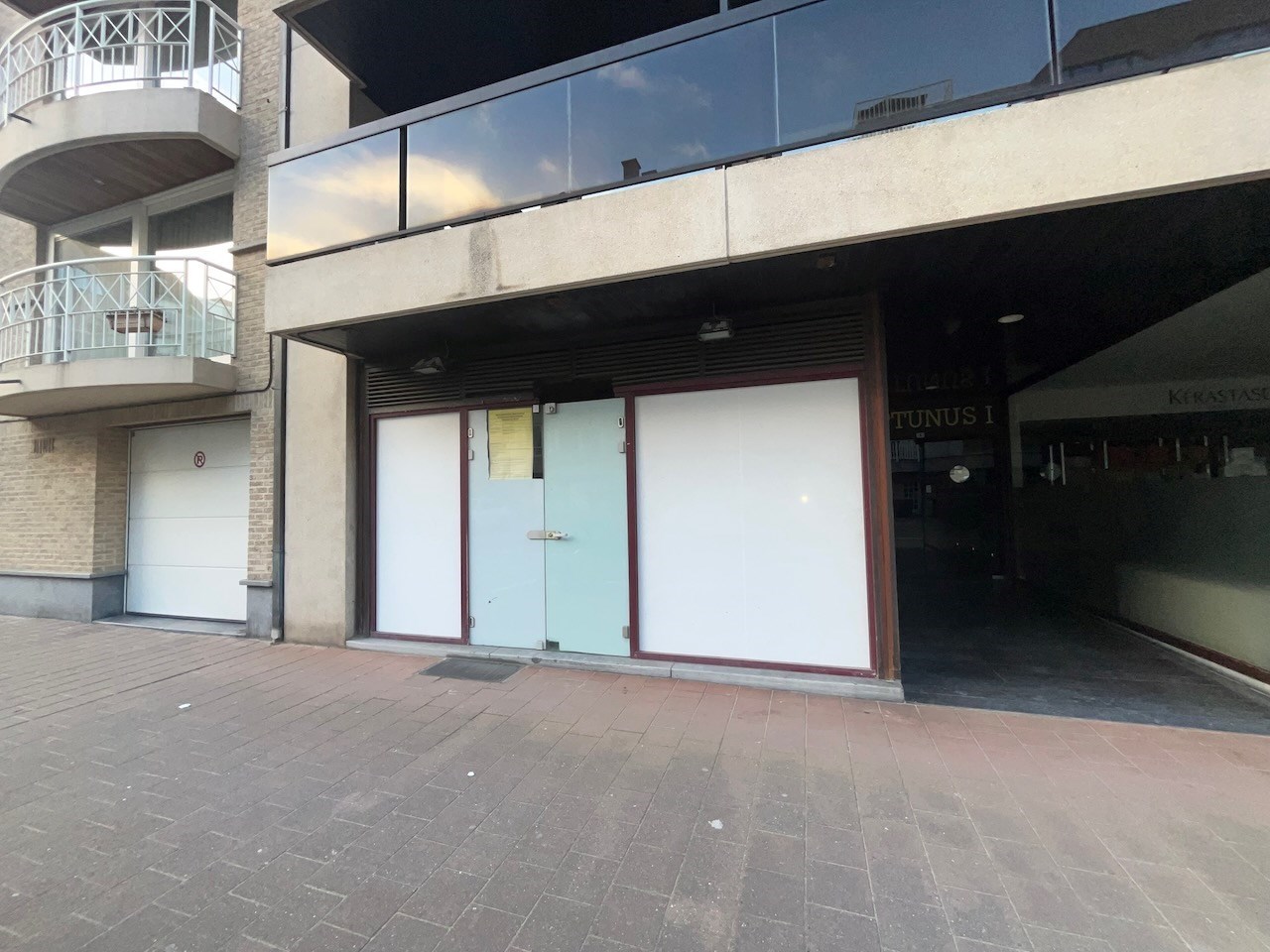 Rez-de-chauss&#233;e commercial &#224; 20m &#224; pied de l&#39;avenue Lippens &#224; Knokke, situ&#233; entre la place Rubens et la place Van Bunnen. 