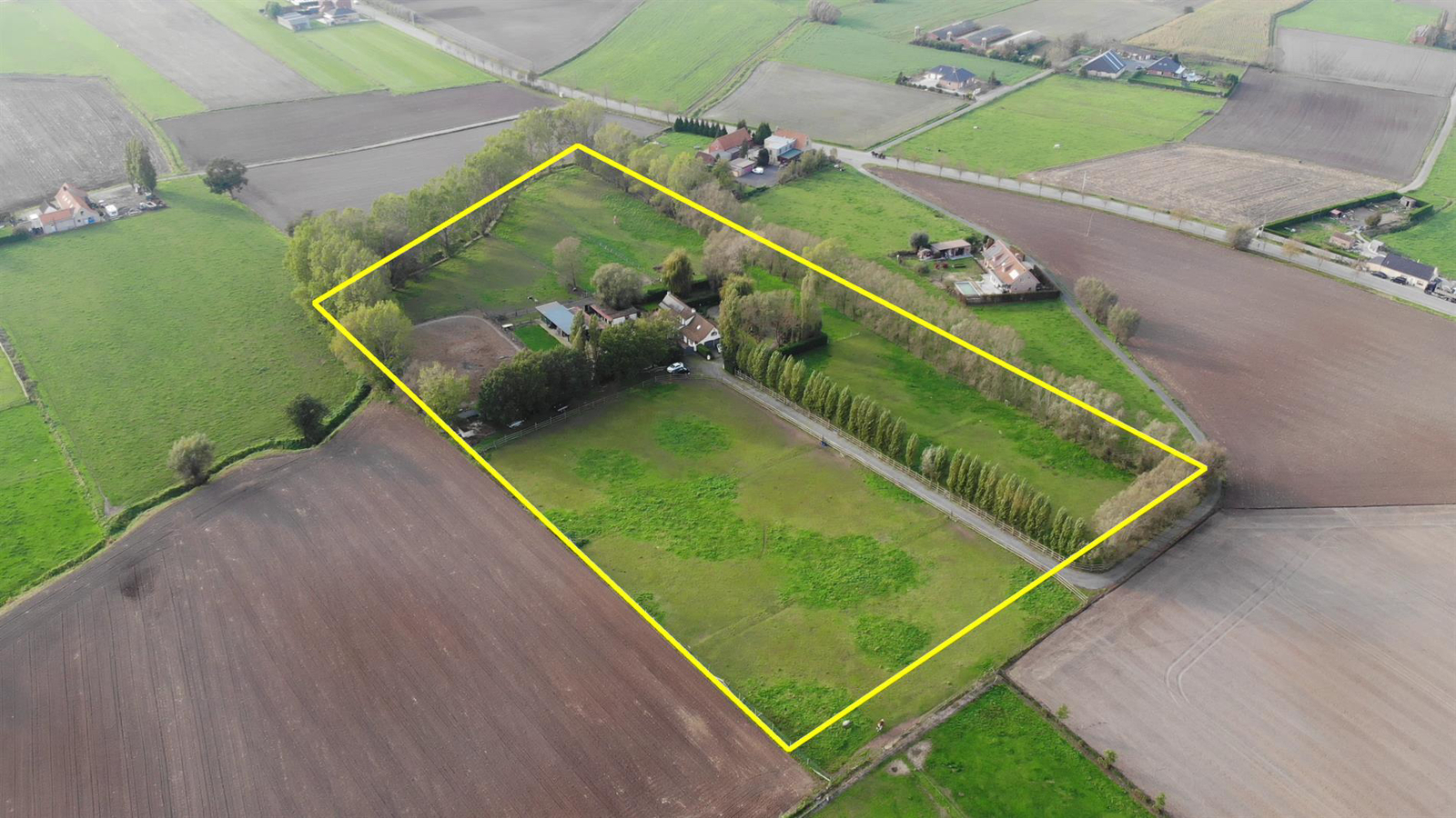 Idyllische hoeve op ca. 2,4ha met paardenstallen te Eernegem 