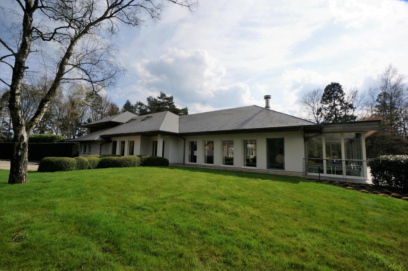 Prachtige moderne villa op ca. 2,8 ha met zwembad en poolhouse te Rijkevorsel 