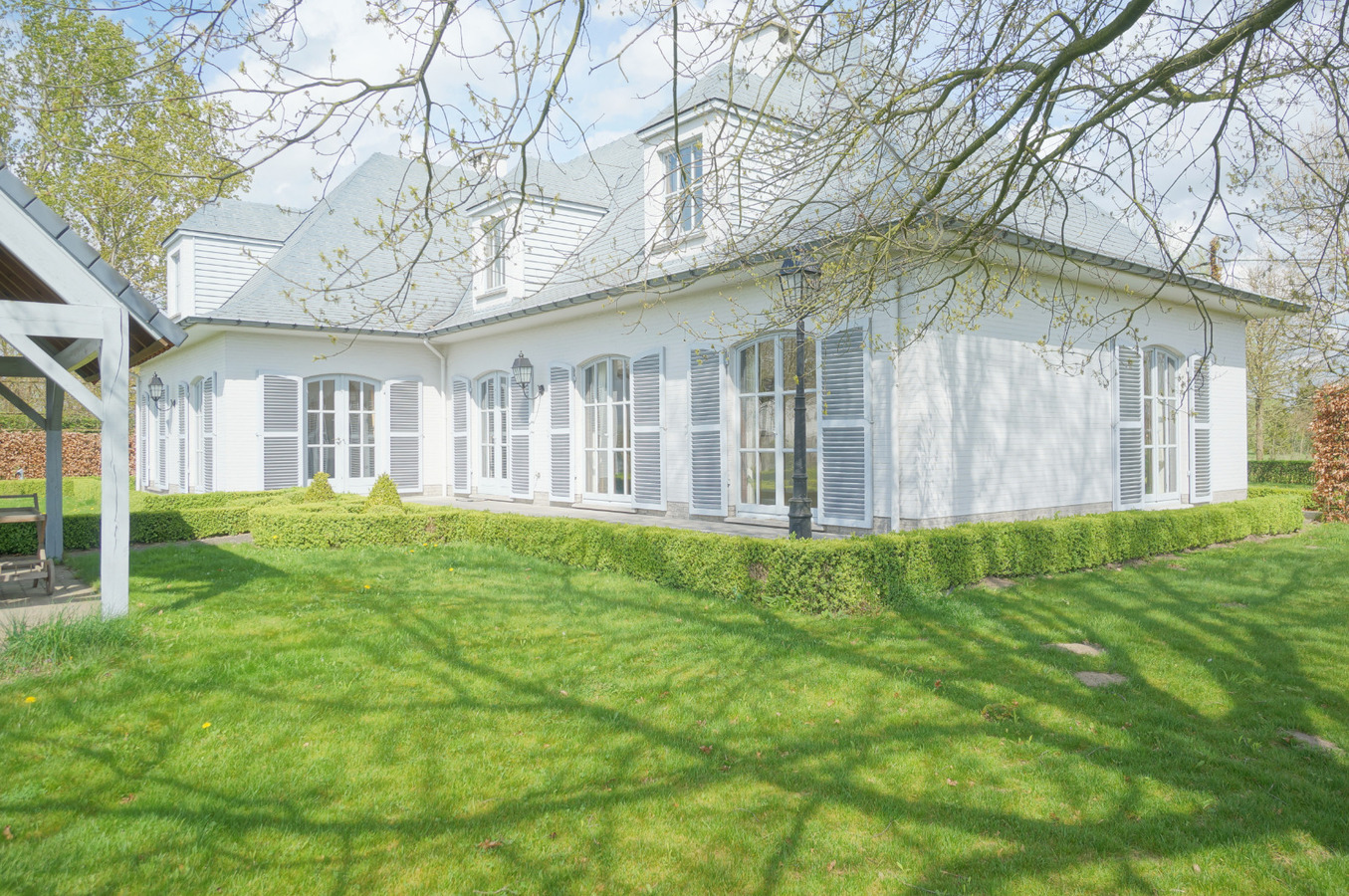 Vrijstaande villa met zwembad, poolhouse en stallen te Putte op ca. 2,26 ha 