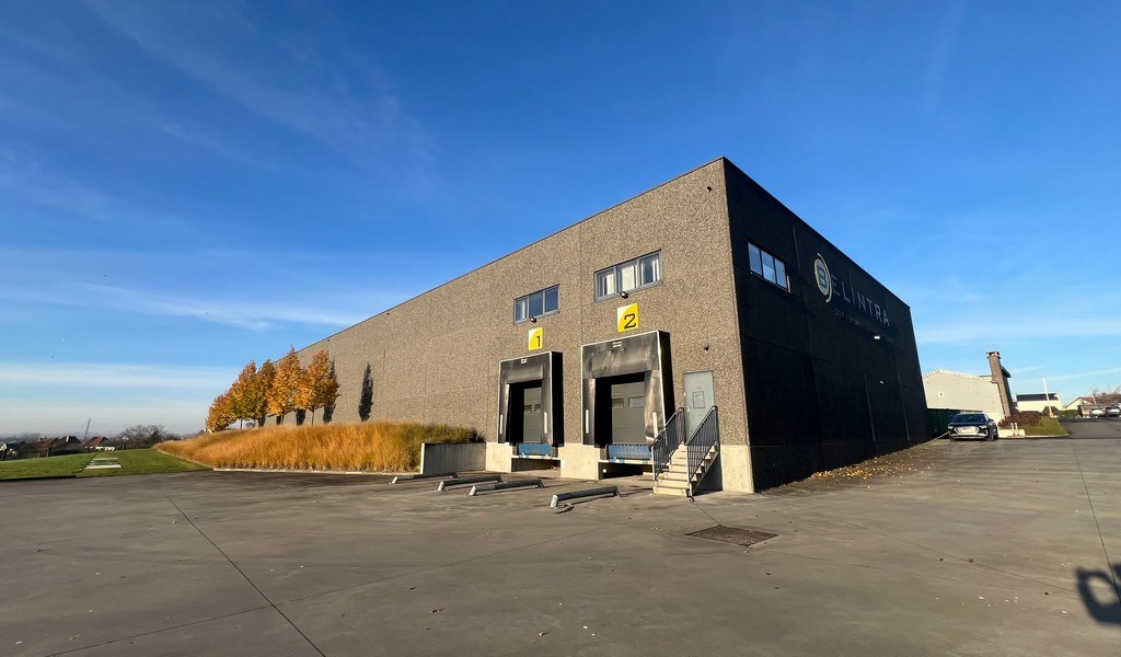Bedrijfsgebouw met laadkades te koop in Gavere