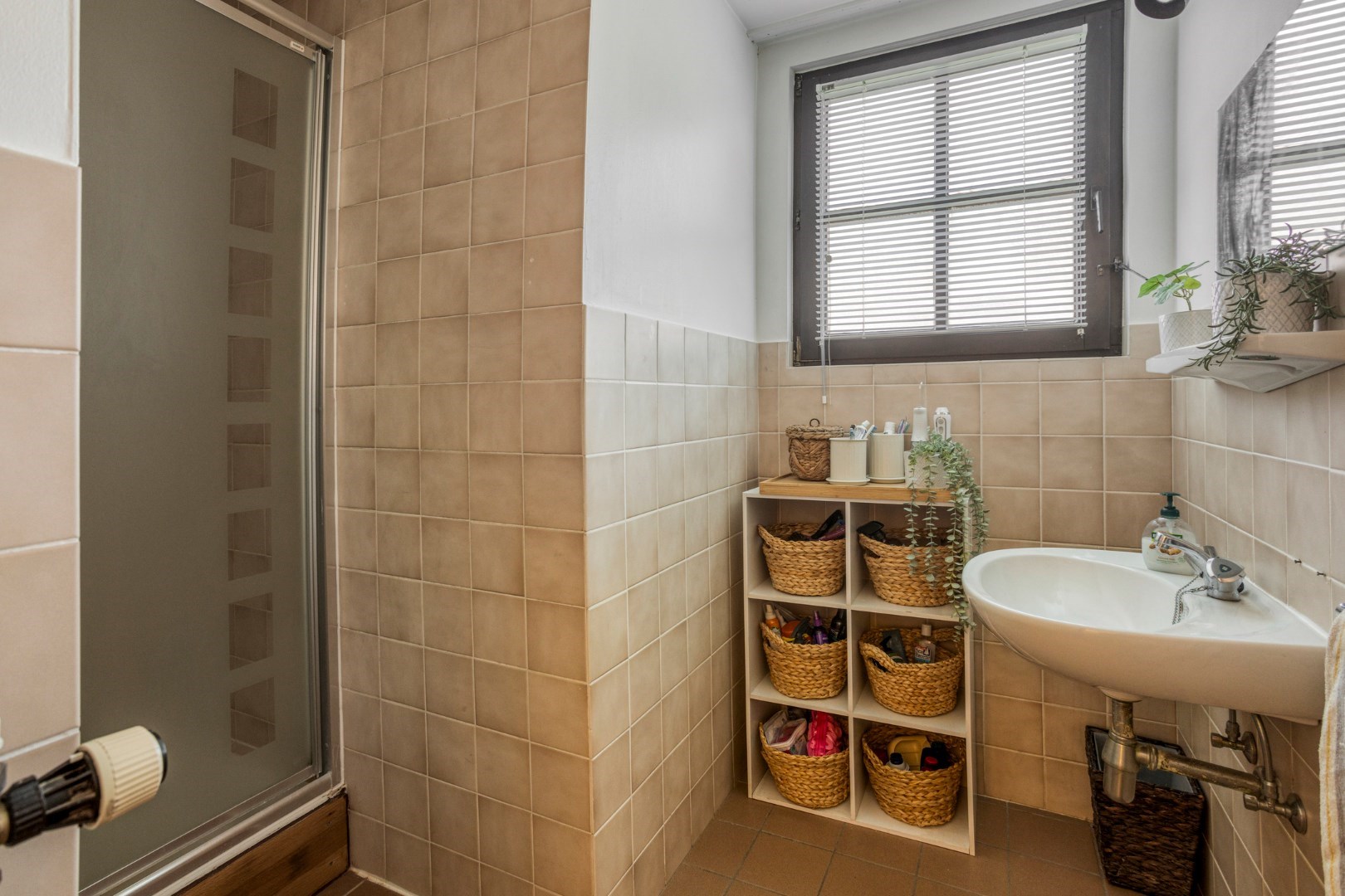 Rustig gelegen open bebouwing met 5 slaapkamers, 3 badkamers, dubbele garage en zonnige tuin in Tervuren – EPC 201 kWh/m&#178; – bewoonbare oppervlakte 339 m&#178; 
