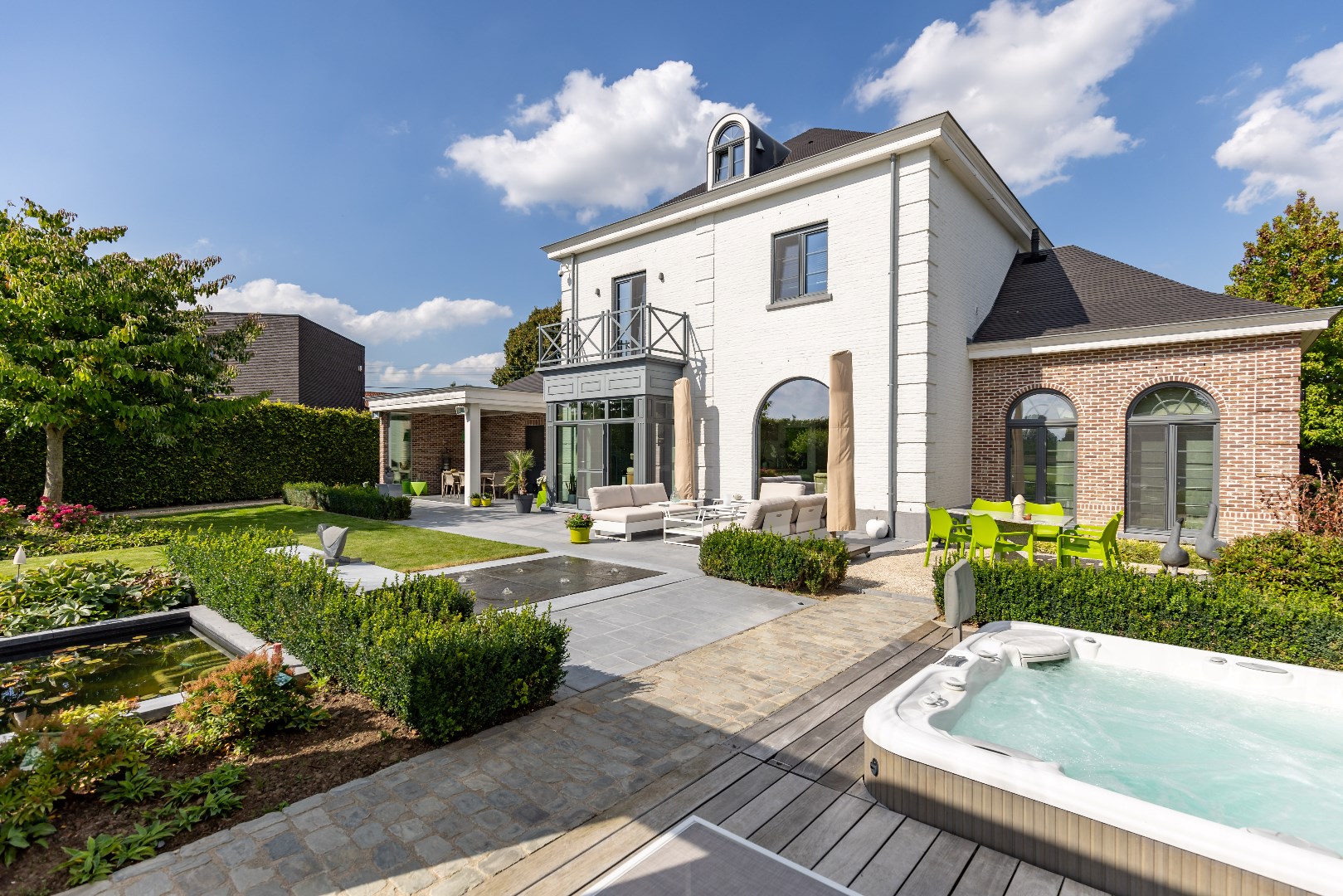 De villa straalt luxe en comfort uit