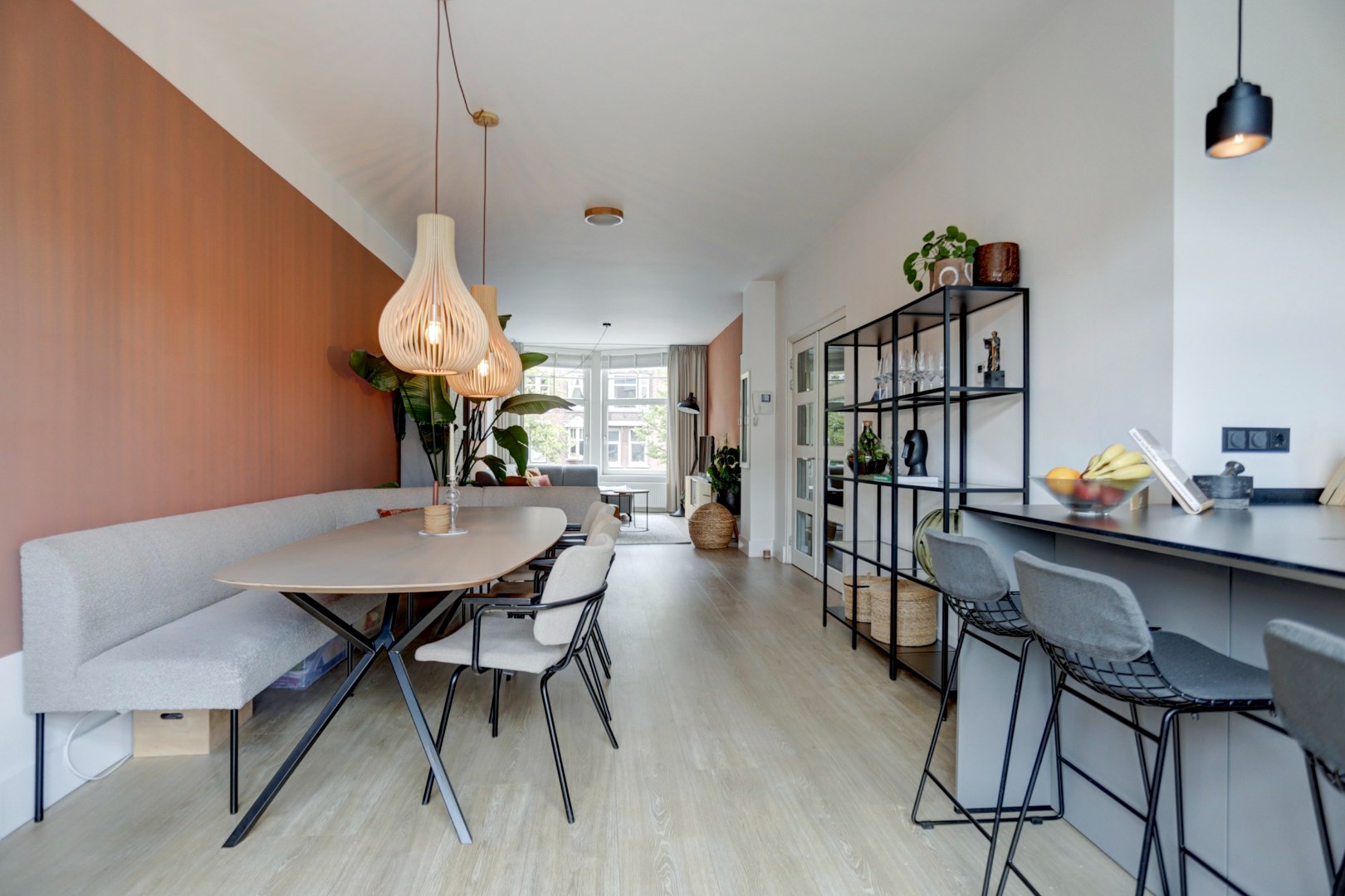 Kopers opgelet! Zonder te klussen te betrekken 4-kamer bovenwoning gelegen op de 1e en halve 3e verdieping, met moderne keuken en badkamer, 3 slaapkamers, balkon op het zuiden en dakterras! 