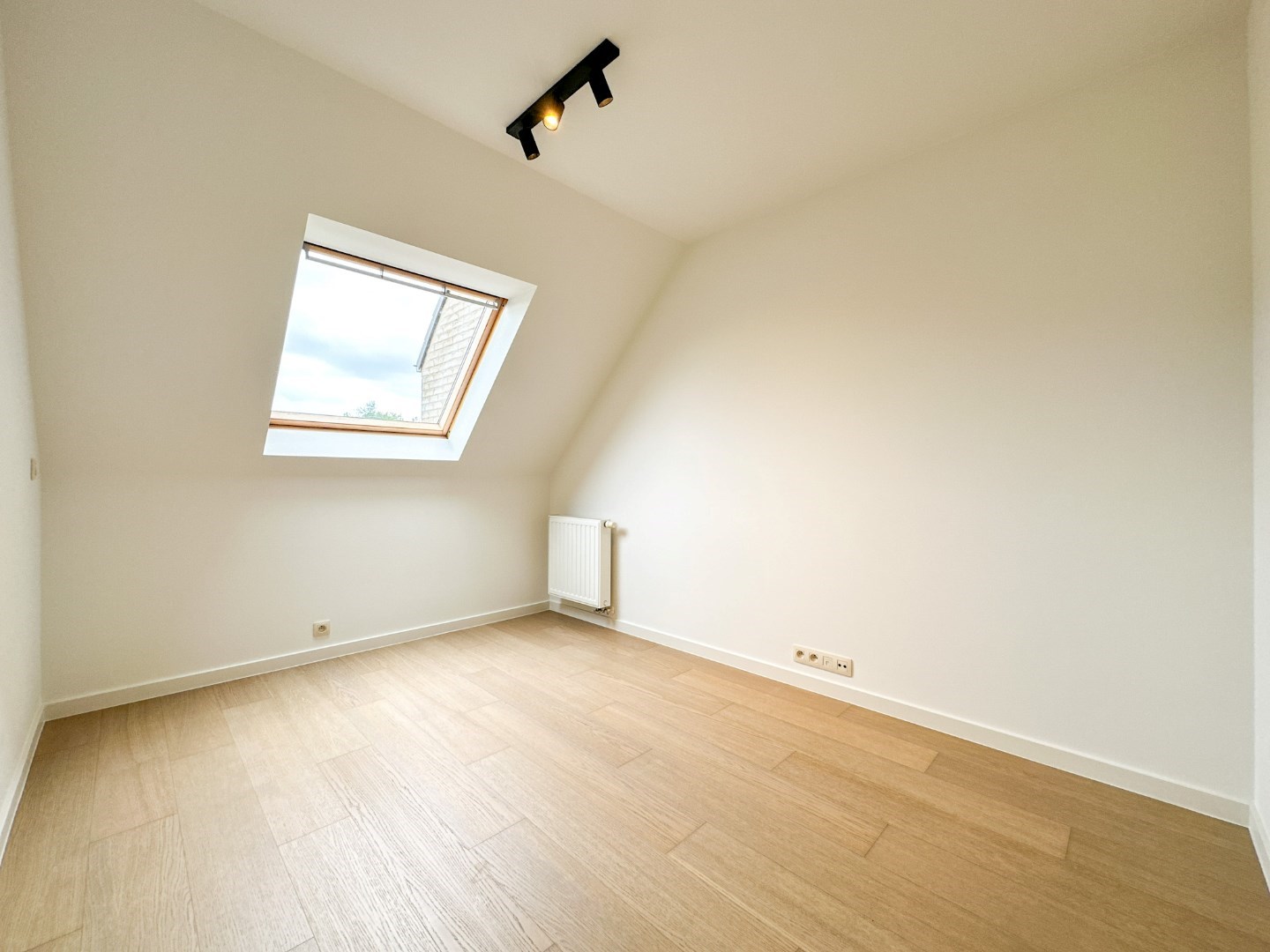 Instapklare woning met 3 slpk, tuin, autostaanplaats, rustige gelegen te Lichtervelde 