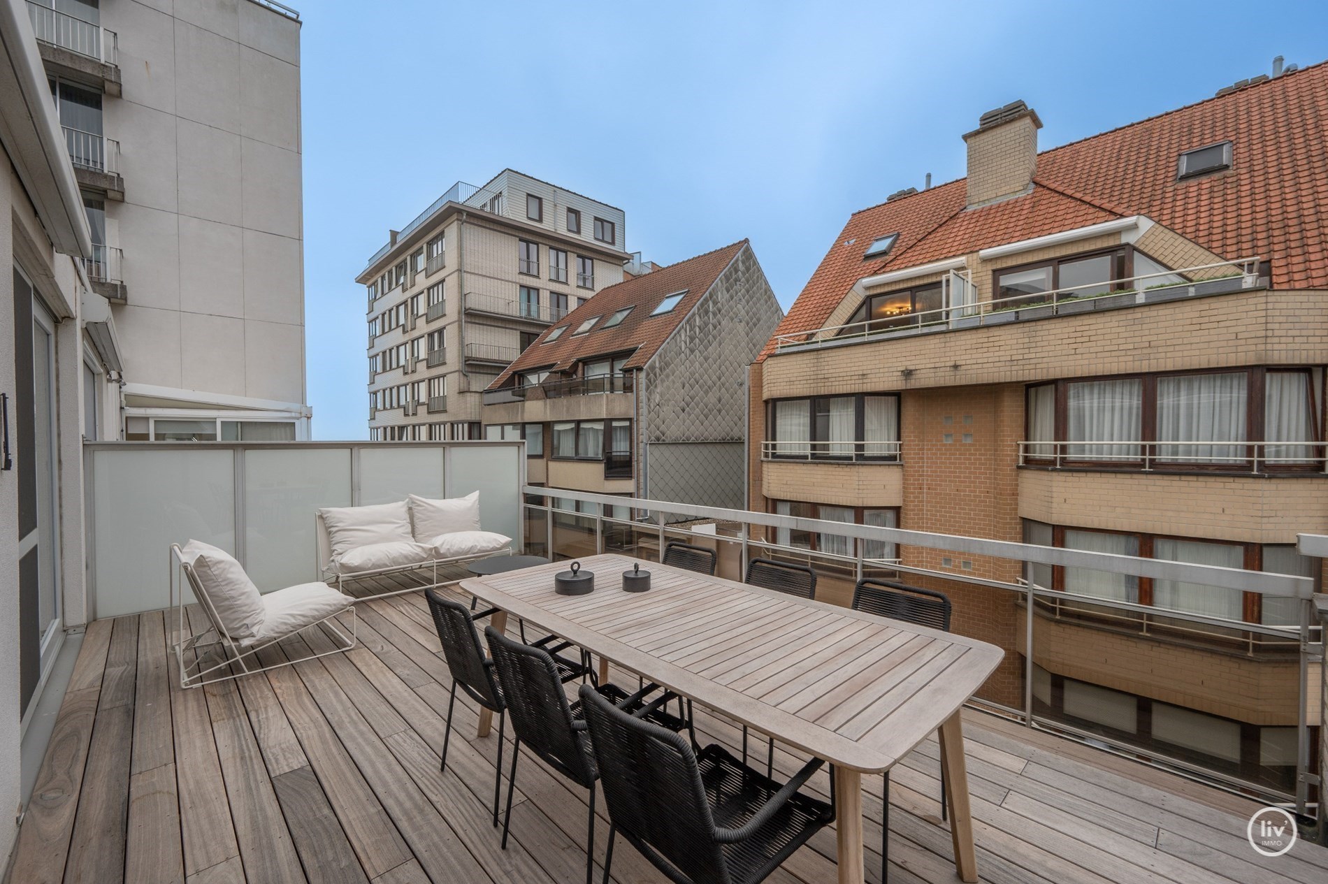 Penthouse enti&#232;rement r&#233;nov&#233; avec grande terrasse ensoleill&#233;e &#224; Knokke-Heist. 