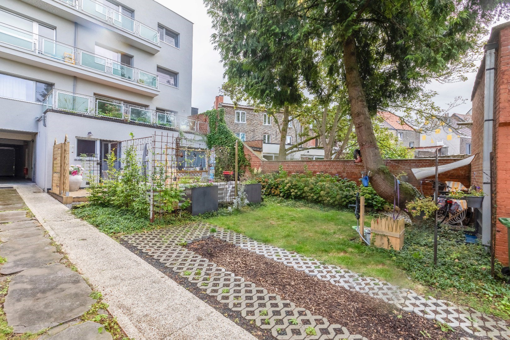 Ruim instapklaar appartement met tuin nabij het Sint-Baafskouterpark 