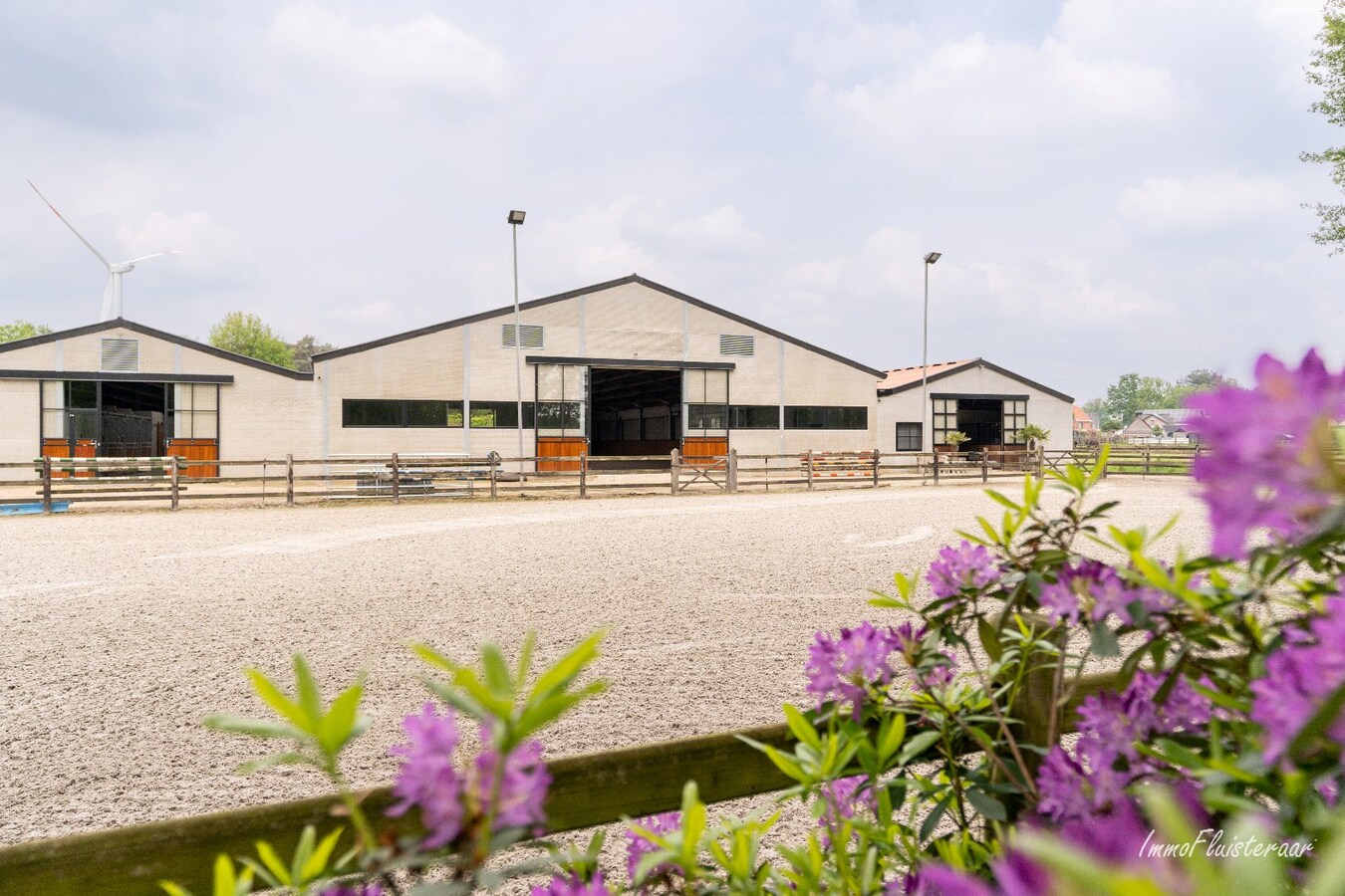 Beautiful villa with equestrian facilities and indoor arena on appr. 2 ha/4,95 acres in Paal. 
