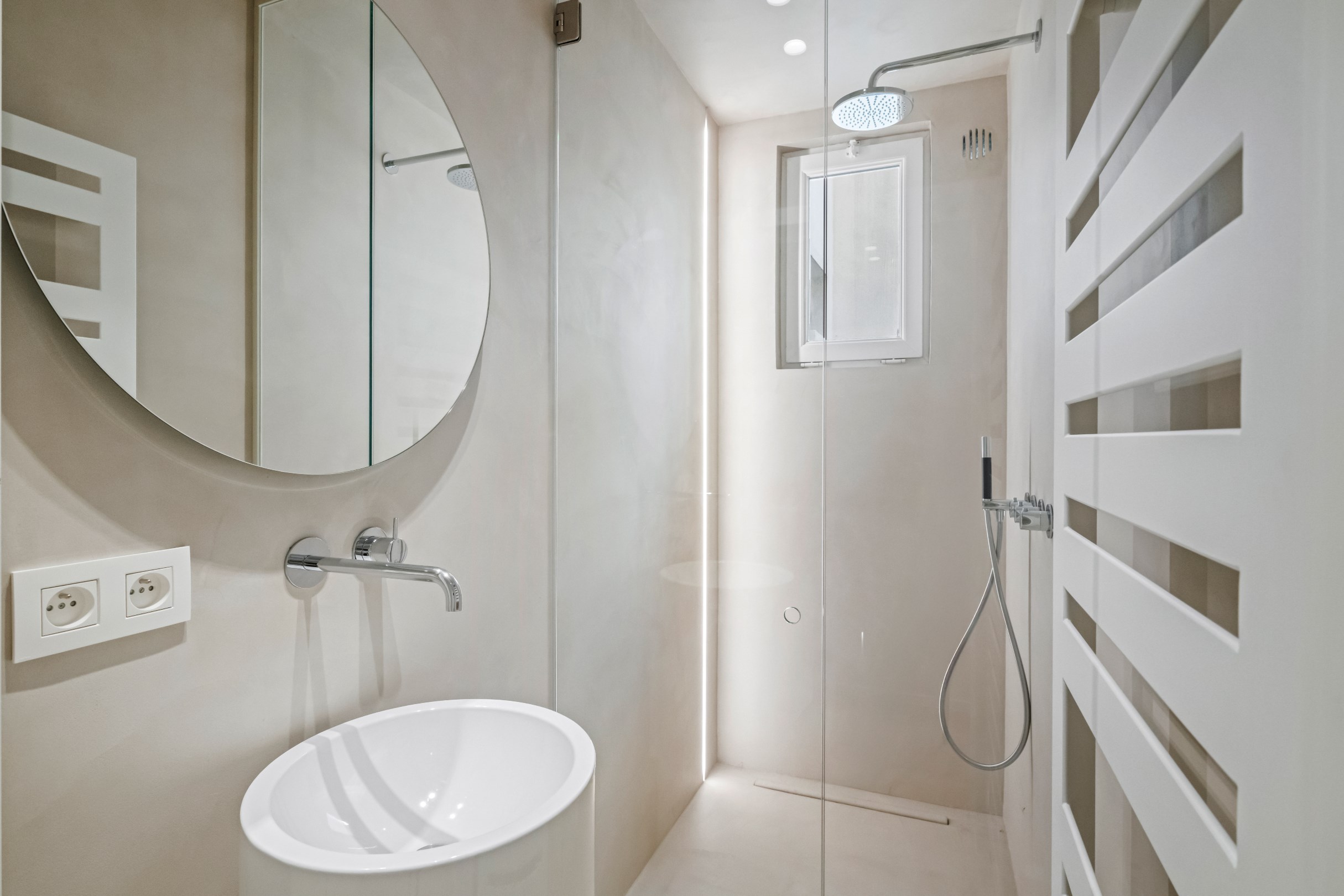 Appartement de trois chambres &#233;l&#233;gamment r&#233;nov&#233; avec vue d&#233;gag&#233;e sur la Kustlaan. 
