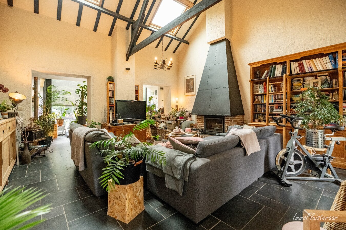 Ready-to-move-in house in a wooded area on approximately 24a in Keerbergen. 