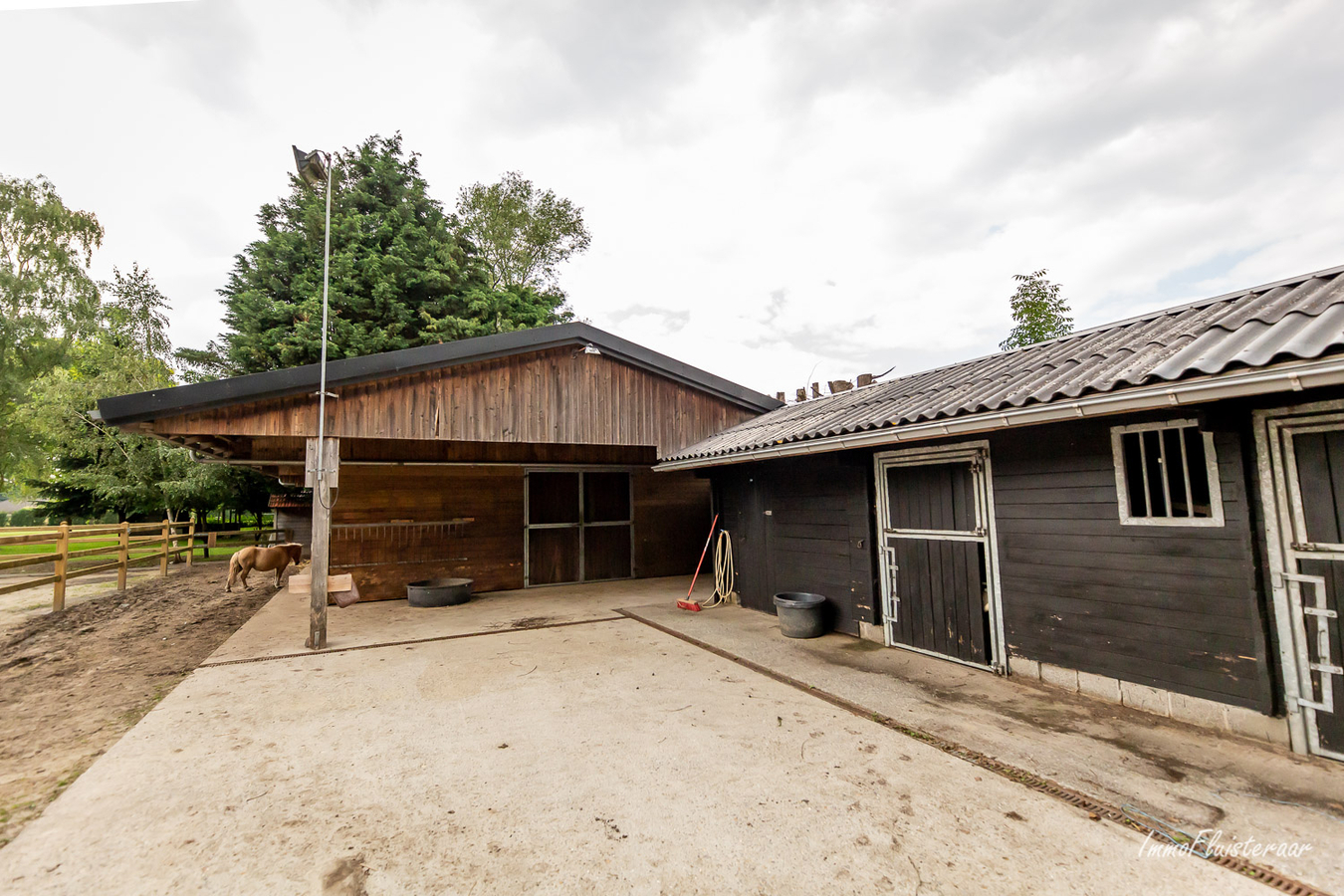 Prachtige villa in landelijk kader met stalgebouw en aanpalend grasland op 8.862m&#178;. 