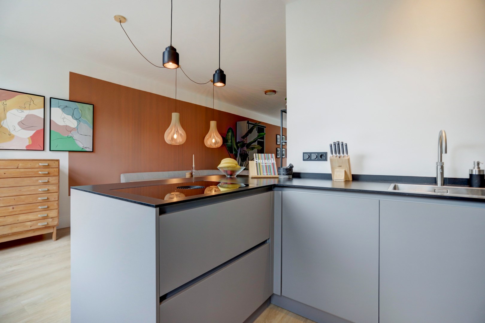 Kopers opgelet! Zonder te klussen te betrekken 4-kamer bovenwoning gelegen op de 1e en halve 3e verdieping, met moderne keuken en badkamer, 3 slaapkamers, balkon op het zuiden en dakterras! 