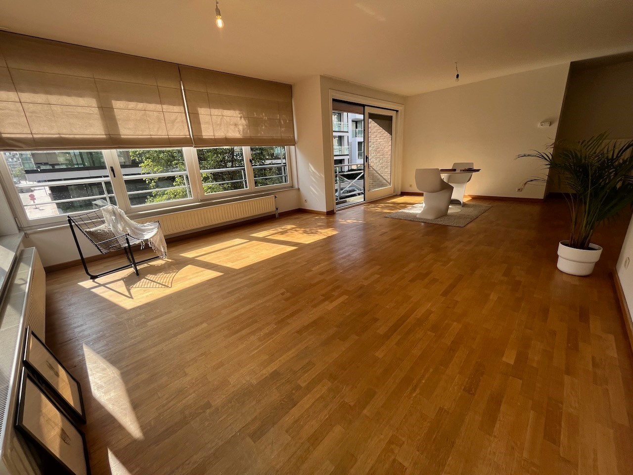 Lichtrijk hoekappartement met twee volwaardige slaapkamers gelegen in het centrum van Knokke. 