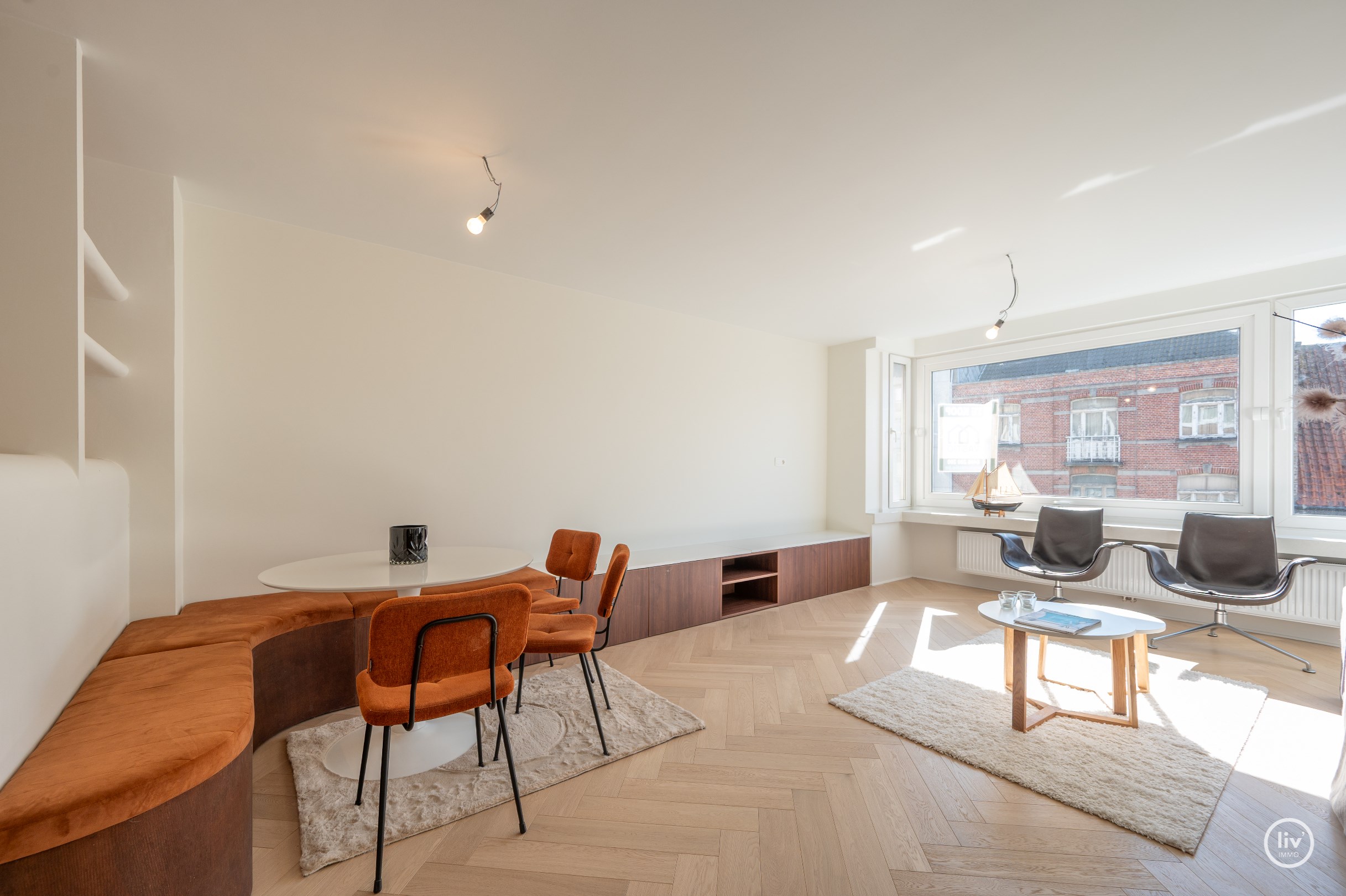 Gerenoveerd, lichtrijk appartement met 3 slaapkamers voorzien van alle luxe, gelegen op de Lippenslaan te Knokke. 