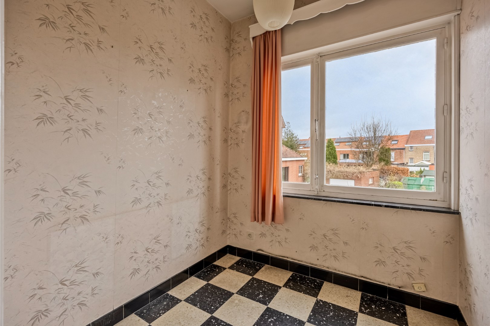 Te renoveren woning met 3 slaapkamers, zolder en ruime garage op een perceel van 1a 69ca - EPC 461 kWh/m&#178; - bewoonbare oppervlakte 208 m&#178; (incl. gelijkvloers) 