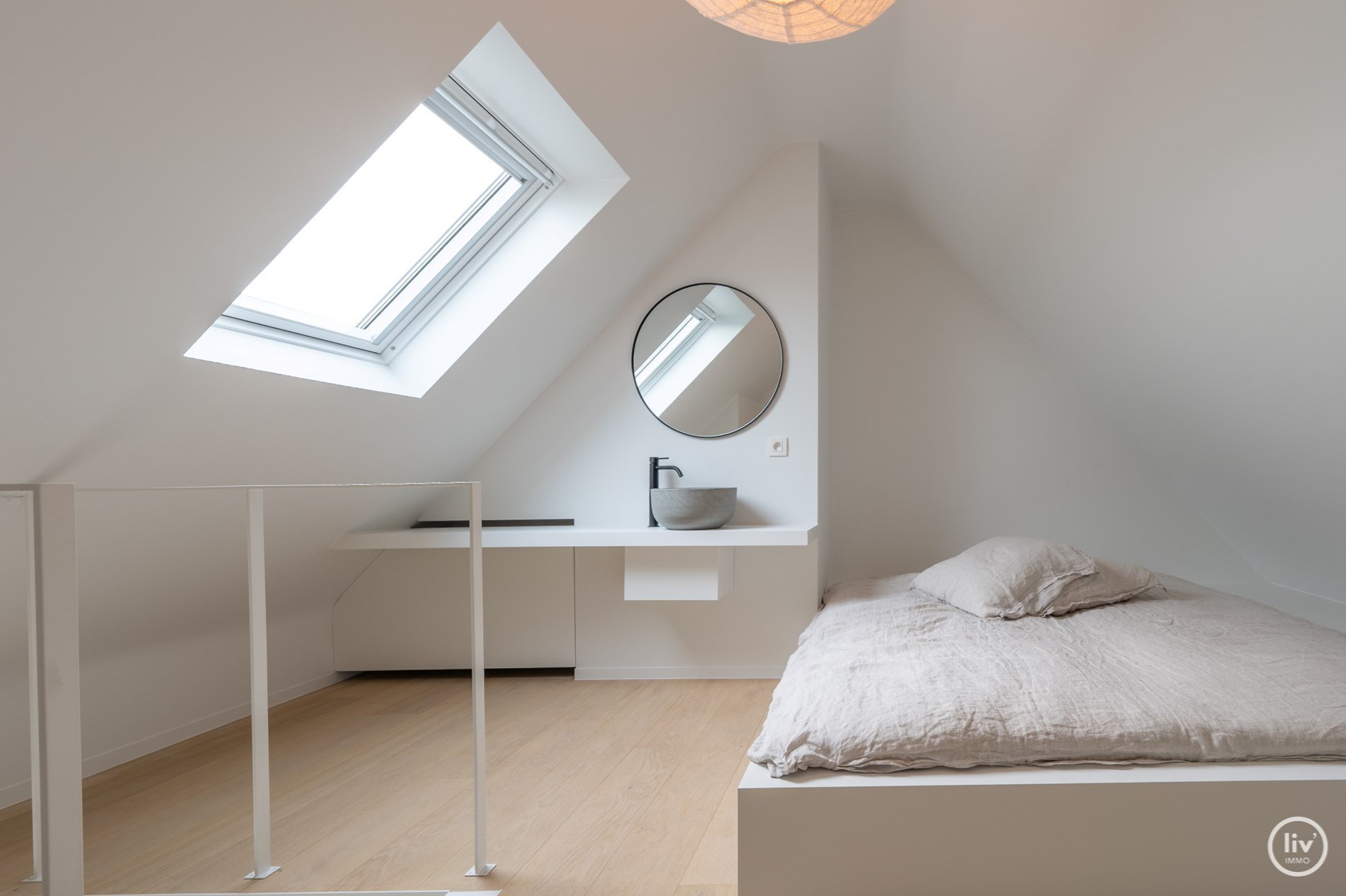 Prachtig gerenoveerd duplex appartement met ruim Westgericht terras gelegen op de Lippenslaan te Knokke. 