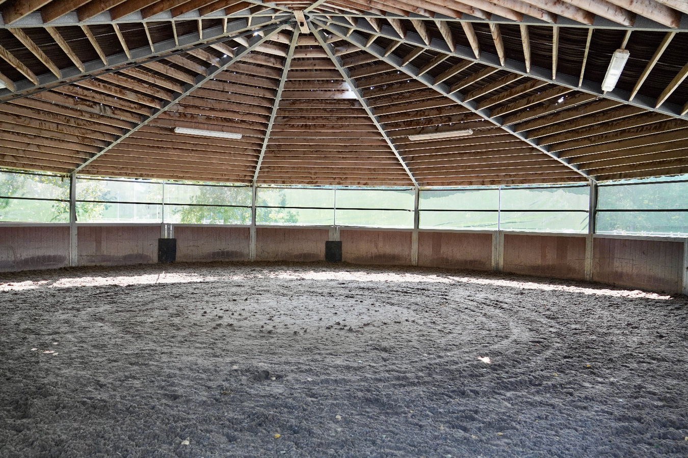 Hippisch centrum &quot;De Kraal&quot; met aanpalende luxe villa op ca. 8,7 ha te Zandhoven 