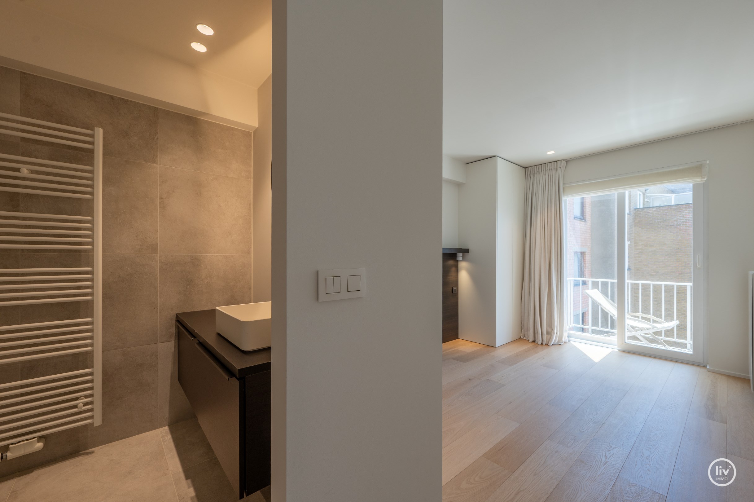 Recent vernieuwd en stijlvol afgewerkt appartement met drie slaapkamers, gelegen op een topligging met zijdelings zeezicht. 