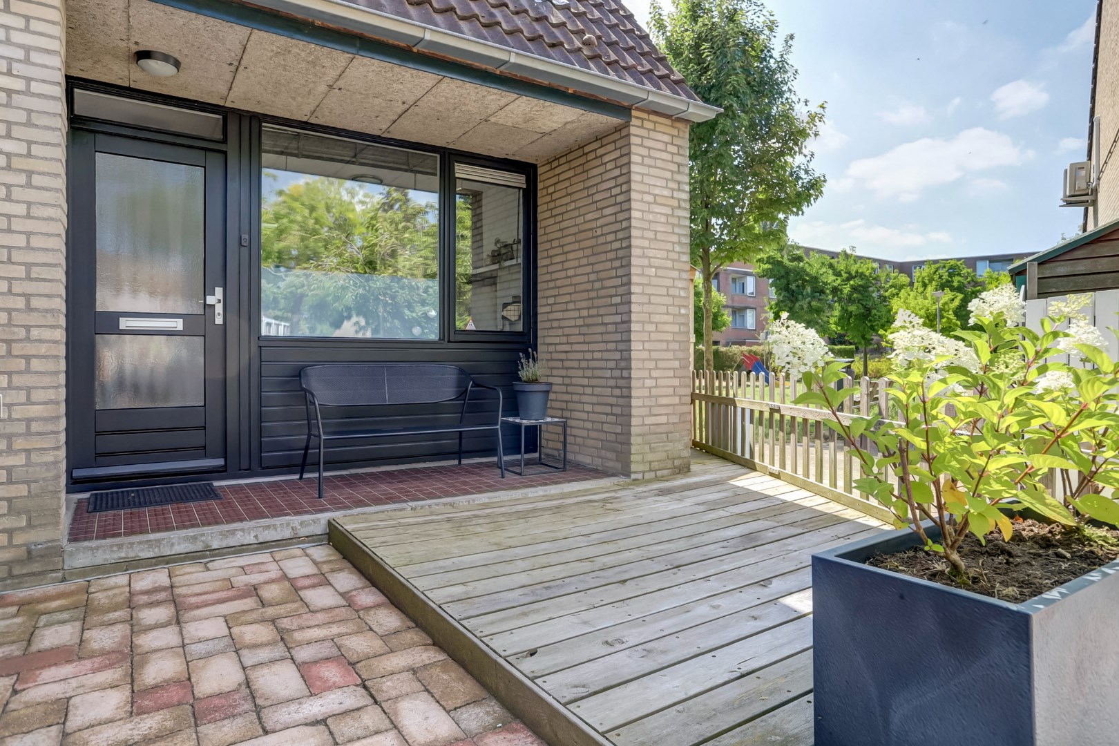 Instapklaar 5-kamer hoekwoning met 4 slaapkamers, moderne keuken en badkamer, ruime onderhoudsvriendelijke tuin en gelegen op EIGEN GROND! 