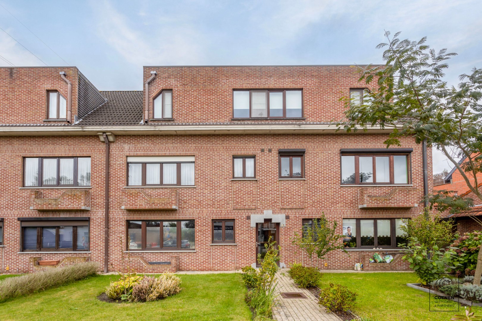 Ruim appartement van 96m&#178; met 2 slpk&#39;s, tuin met terras &#233;n garagebox op centrale locatie te Brecht! 