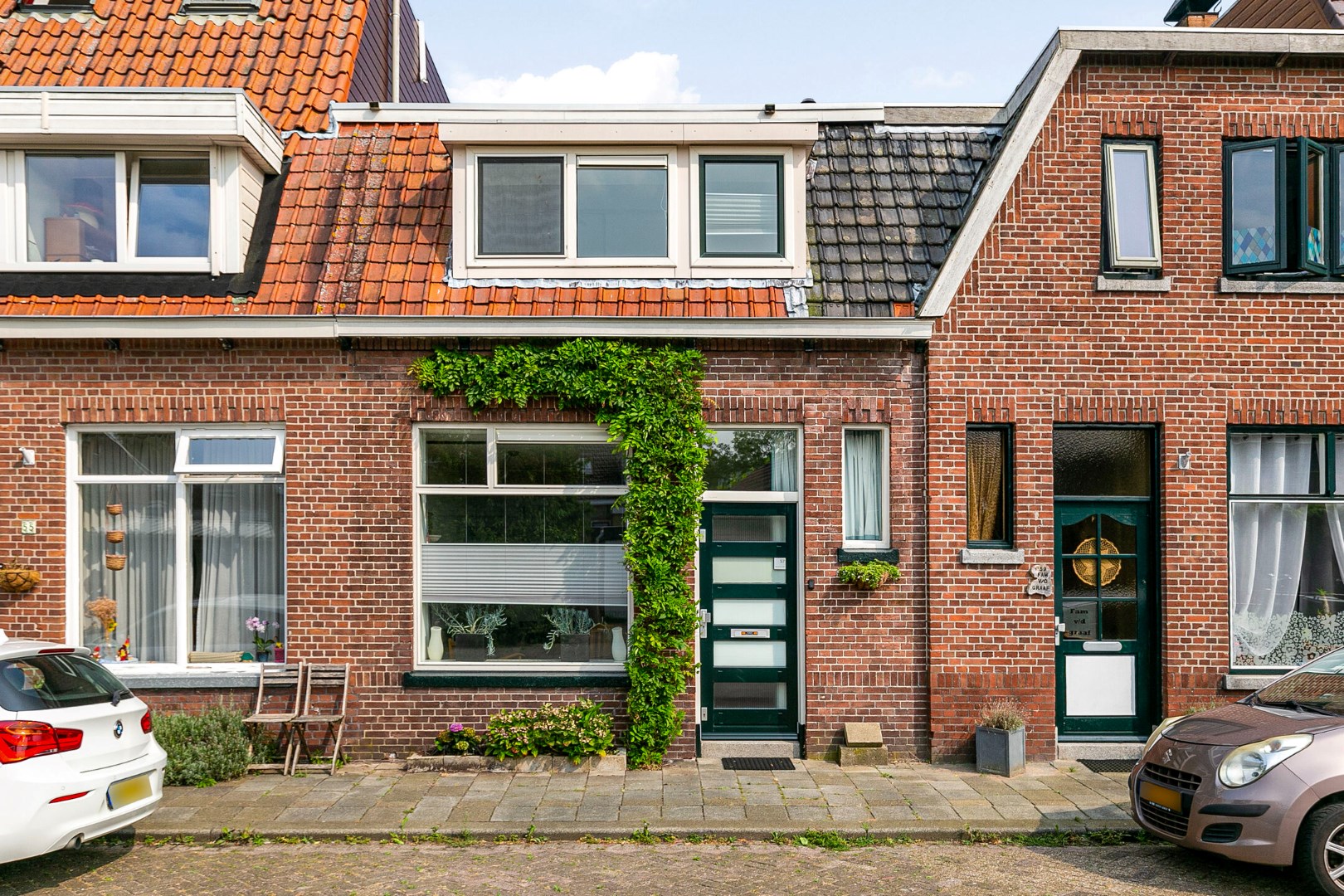 Op zoek naar een karakteristieke  jaren &#39;30 woning? Dan is dit uw kans:  4-kamer uitgebouwde tussenwoning met moderne keuken, 3 slaapkamers, ruime tuin en gelegen op eigen grond! 