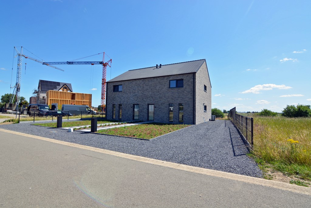 Halfvrijstaande nieuwbouwwoning met 3 slpks en dressing op perceel van 4a 88ca. 