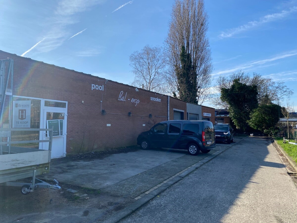Handelspand 546 m&#178; met veel mogelijkheden en 8 parkeerplaatsen 