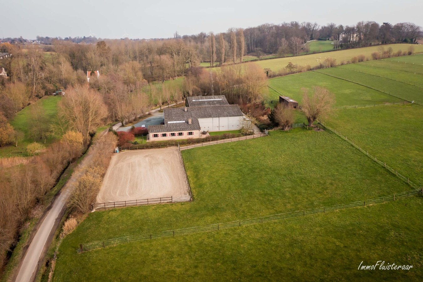 Boerderij met (bedrijfs)woning, loodsen en paardenfaciliteiten op ca 7,4 ha te Asse (Vlaams-Brabant) 