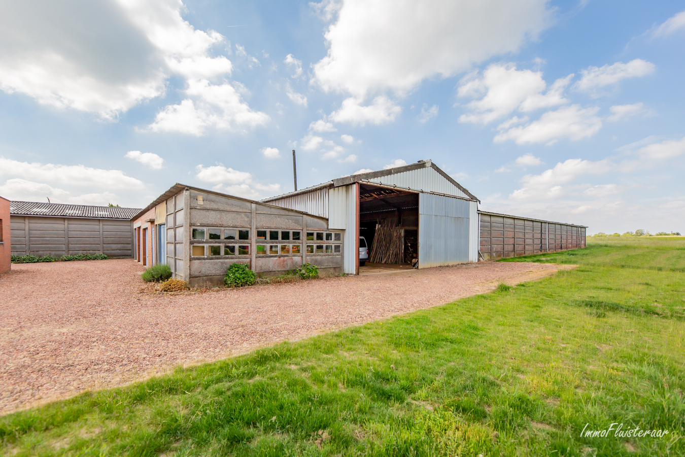 Ruime woning met grote loodsen/bijgebouwen op ca. 70a te Gelrode (Vlaams-Brabant) 