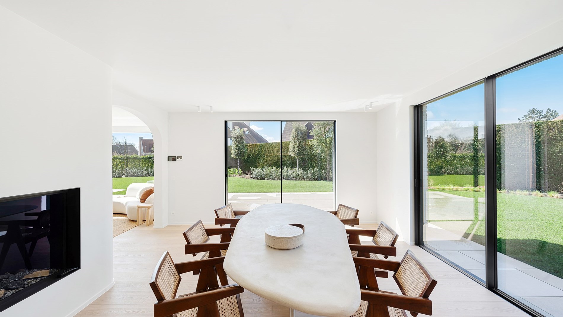 Prachtig gerenoveerde alleenstaande woning met oprit gelegen in een rustige wijk in Knokke nabij de Magere Schorre. 