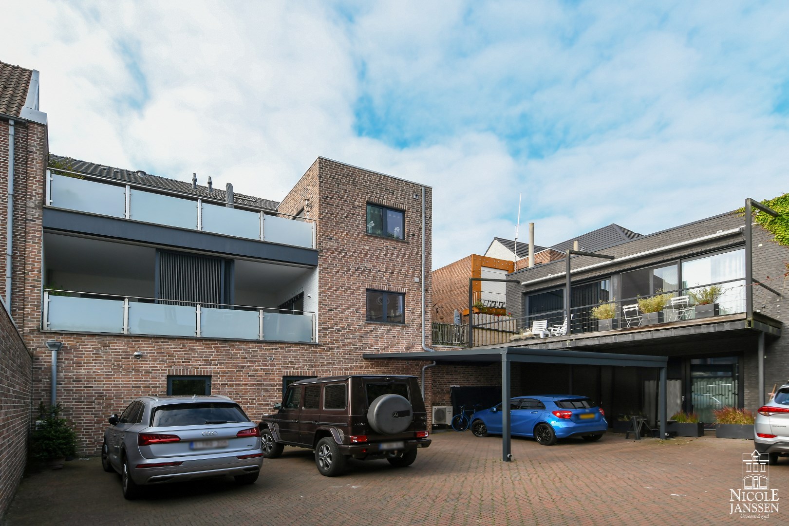 Twee parkeerplaatsen onder de carport 