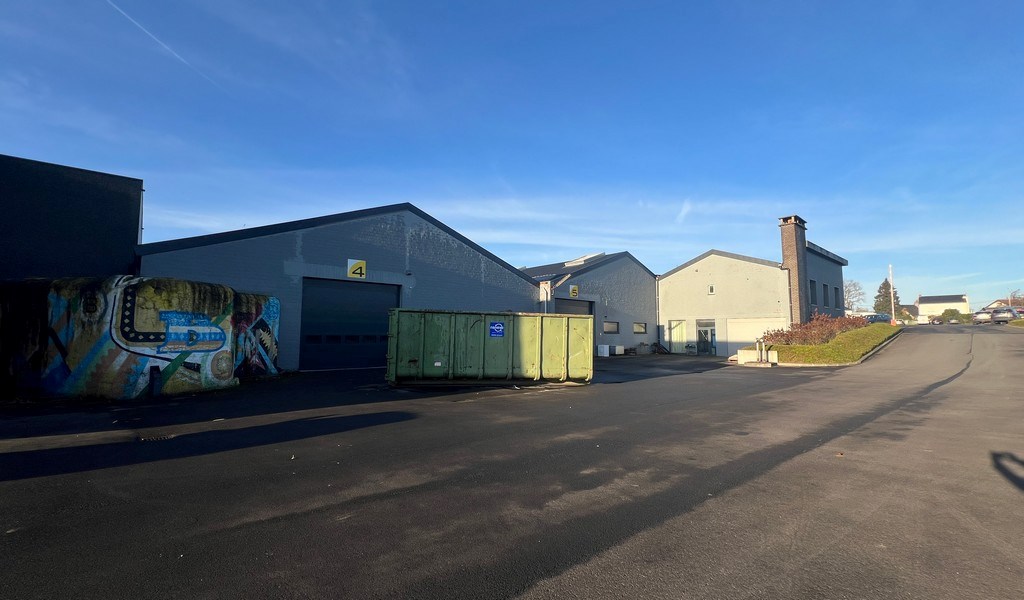 Bedrijfsgebouw met laadkades te koop in Gavere