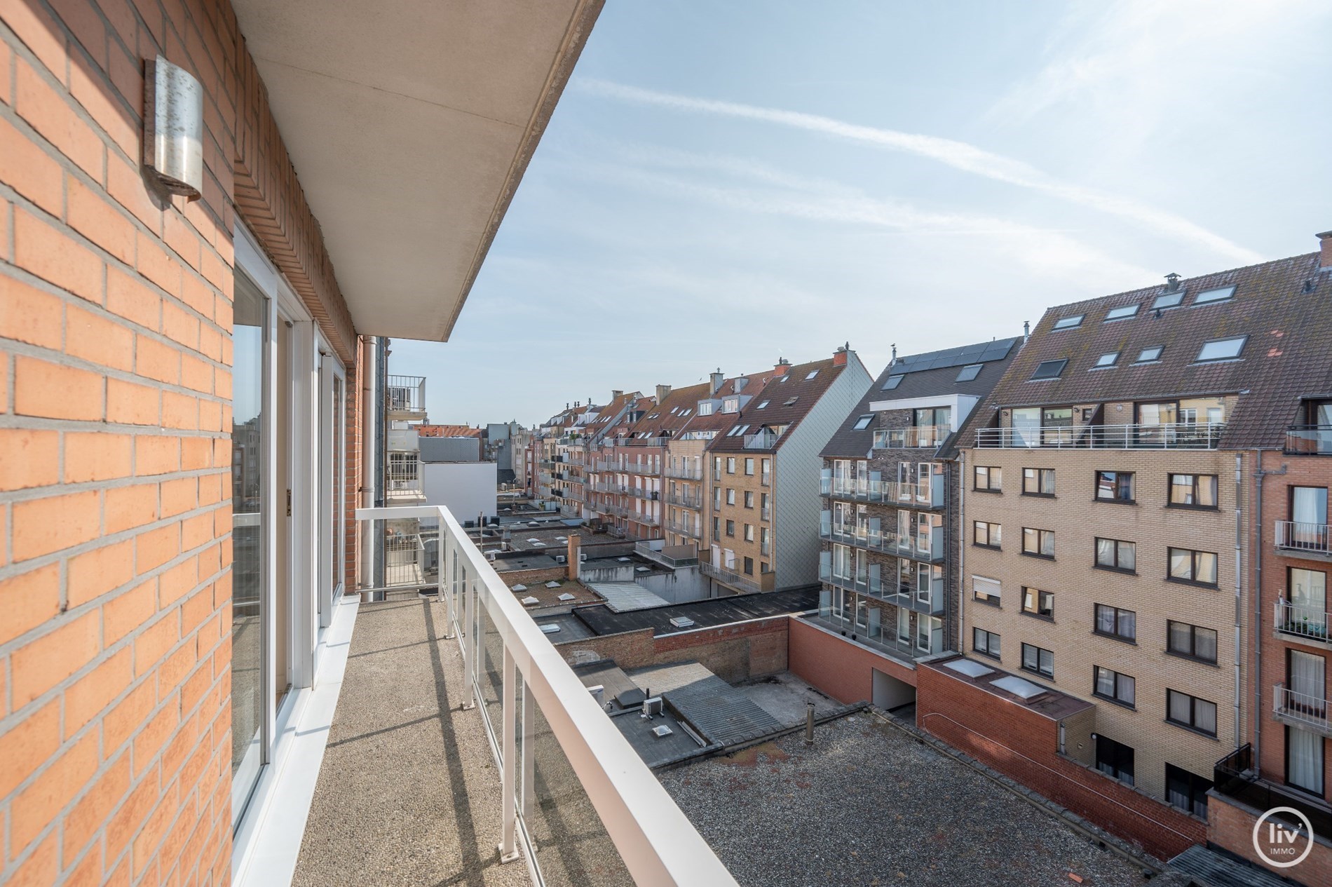 Non meubl&#233; - Appartement r&#233;nov&#233; avec go&#251;t, avec une belle largeur de fa&#231;ade situ&#233; sur l&#39;avenue Lippens &#224; quelques pas de la plage. 