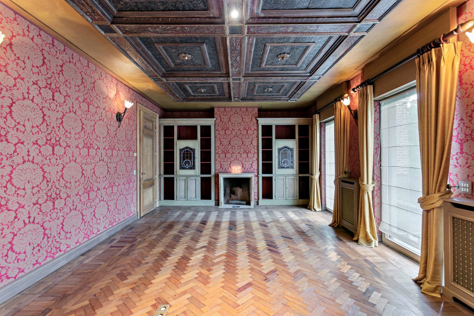 Prachtig plafond met beschilderde houtpanelen en Franse haard